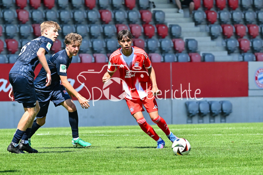 FC Bayern München U19 - SpVgg Unterhaching U19 | im Duell Roy SNIP (FCB #9) und Milan KODAJ (Hachig 8) / Zweikampf / U19 DFB-Nachwuchsliga: FC Bayern München U19 - SpVgg Unterhaching U19; FC Bayern Campus am 10.08.2025