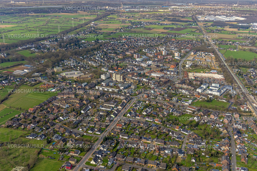 Voerde240309124 | Luftbild, Wohngebiet Ortsansicht an der Friedrichsfelder Straße, Ausbau der Betuweroute und Betuwe-Linie Eisenbahnstrecke, hinten das Voerder Feld Baugebiet Wohnquartier LIVE GREEN VOERDE an der Bahnlinie, Einkaufszentrum mit Edeka Voerde Supermarkt, Voerde, Nordrhein-Westfalen, Deutschland