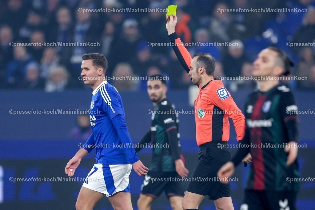 S0401022501037 | 01.02.2025, Fußball, FC Schalke 04 - 1. FC Magdeburg, 2.. Fußball Bundesliga, 20. Spieltag, Veltins-Arena Gelsenkirchen, Saison 2024 2025: Gelbe Karte für Paul Seguin (S04 #7)DFB regulations prohibit any use of photographs as image sequences and or quasi-video.