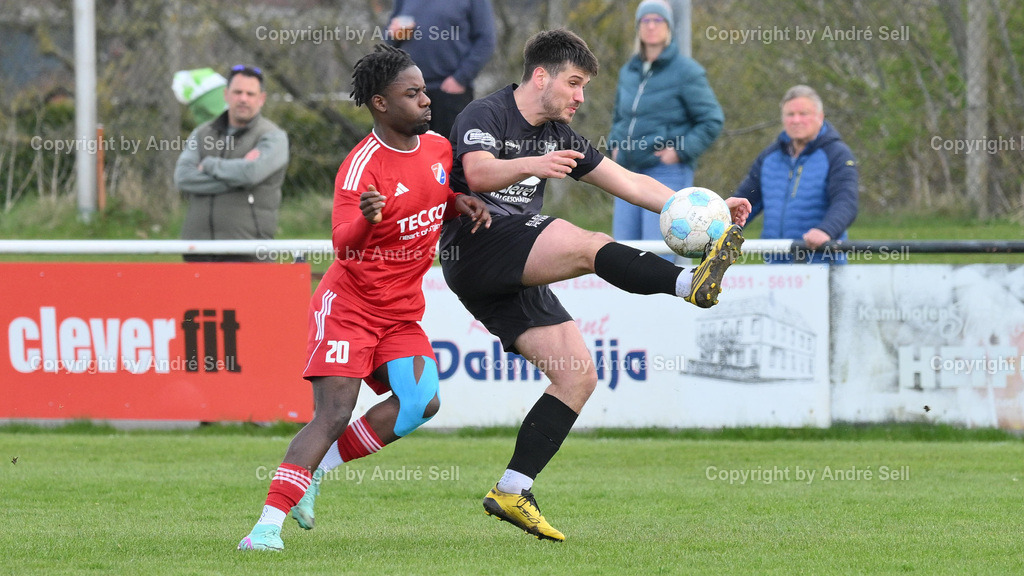 Eckernförder SV (schwarz) vs SpVg Eidertal Molfsee (r ot)  | Julien Huber (ESV #23) vs Joel Prempeh (Molfsee #20) / Fußball-Landesliga Schleswig Männer 2025/2026 / Eckernförder SV (schwarz) vs SpVg Eidertal Molfsee (Rot)  / A-Platz / Eckernförde / 12.04.26 - Realisiert mit Pictrs.com