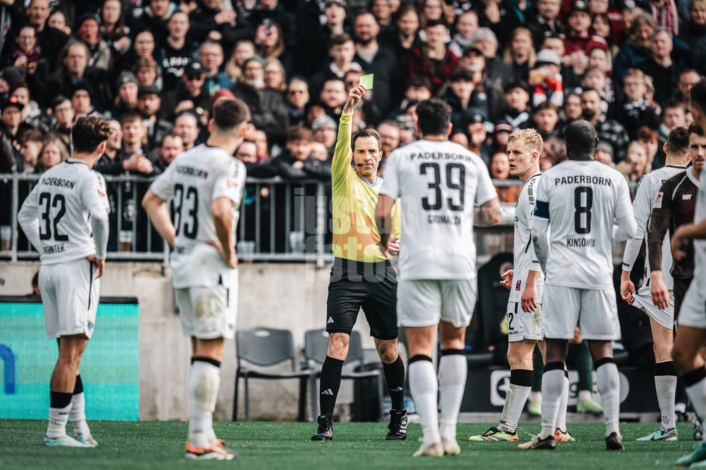 Fußball | Männer | Saison 2023/2024 | 2. Fußball-Bundesliga | 27. Spieltag | FC St. Pauli vs. SC Paderborn 07 | 31.03.2024 | Schiedsrichter Benjamin Brand  zeigt Adriano Grimaldi (#39, SC Paderborn 07) die Gelb-Rote Karte