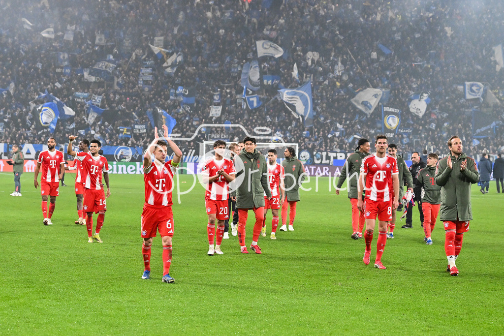 Atalanta Bergamo - FC Bayern München | BERGAMO, ITALY - 10. MARCH: Players from Bayern Munich celebrating with the fans the 6-1 win in Italy after the UEFA Champions League match between Atalanta Bergamo vs. FC Bayern Munich on first leg of round of 16 at New Balance Arena