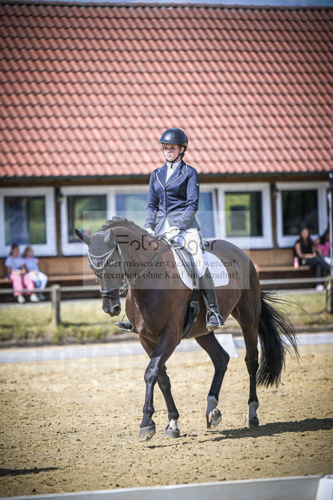 DOS_6832 | Entdecke hochwertige Reitturnierfotos von Foto Oger. Professionell, emotional und authentisch – jetzt Lieblingsmomente im Shop bestellen.Deutschlandweite Turnierfotografie. - Realisiert mit Pictrs.com