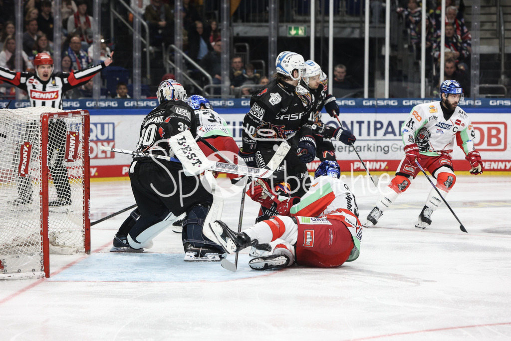 Eisbären Berlin - Augsburger Panther | Kein Tor / Alexander OBLINGER (AEV #50) scheitert an Jake HILDEBRAND (EBB #30)