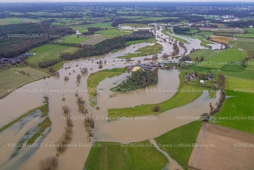 Huenxe231204107 | Luftbild vom Hochwasser der Lippe, Weihnachtshochwasser 2023, Fluss Lippe tritt nach starken Regenfällen über die Ufer, Überschwemmungsgebiet Lippeaue und LIpperhof Bühl, Stadtgrenze Schermbeck und Hünxe, Bäume im Wasser, Bühl, Hünxe, Ruhrgebiet, Nordrhein-Westfalen, Deutschland