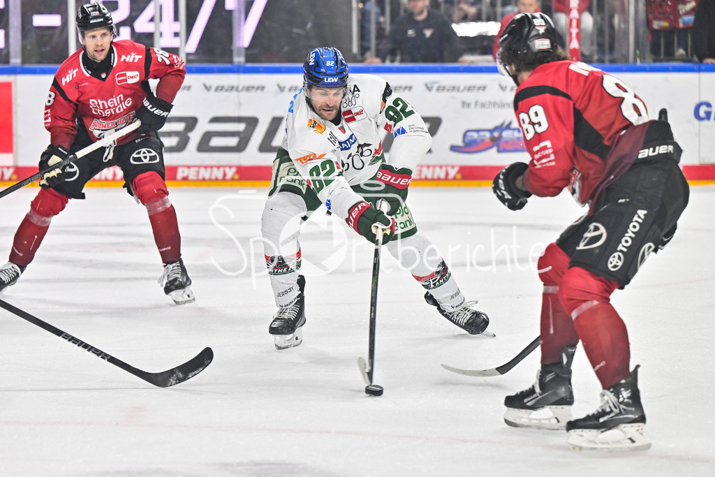 Kölner Haie - Augsburger Panther | KÖLN, DEUTSCHLAND - 04. MÄRZ: im Duell Alexandre GRENIER (Augsburger Panther 82) und Gregor MACLEOD (Kölner Haie 89) während dem Match zwischen den Kölner Haien und den Augsburger Panthern am 48. Spieltag der Penny DEL in der Lanxess Arena