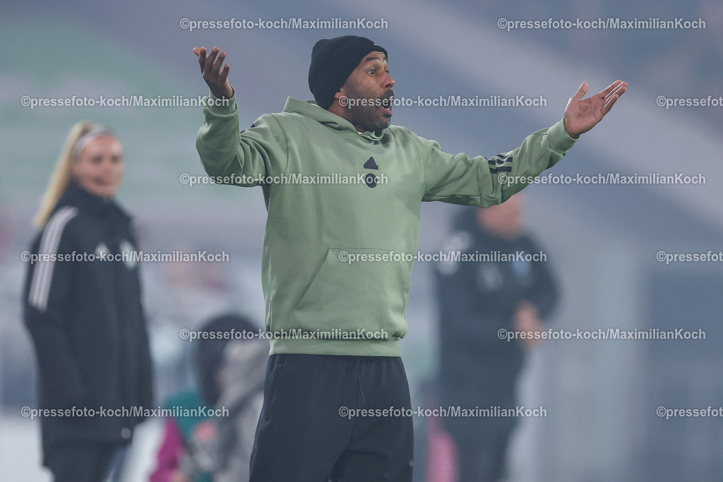 Due20122401023 | 20.12.2024, Fußball, Fortuna Düsseldorf - 1. FC Magdeburg, 2. Bundesliga, Merkur Spiel-Arena, Saison 2024 2025: Cheftrainer Daniel Thioune (Trainer Fortuna Düsseldorf) steht gestikulierend am SpielfeldrandDFB regulations prohibit any use of photographs as image sequences and or quasi-video.
