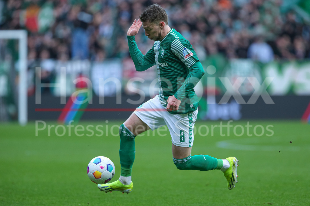 Fussball, Bundesliga, SV Werder Bremen - SV Darmstadt 98 | v.li.: Mitchell Weiser (SV Werder Bremen, 8) am Ball, Freisteller, Einzelbild, Ganzkörper, Aktion, Action, Spielszene, DIE DFL-RICHTLINIEN UNTERSAGEN JEGLICHE NUTZUNG VON FOTOS ALS SEQUENZBILDER UND/ODER VIDEOÄHNLICHE FOTOSTRECKEN. DFL REGULATIONS PROHIBIT ANY USE OF PHOTOGRAPHS AS IMAGE SEQUENCES AND/OR QUASI-VIDEO.