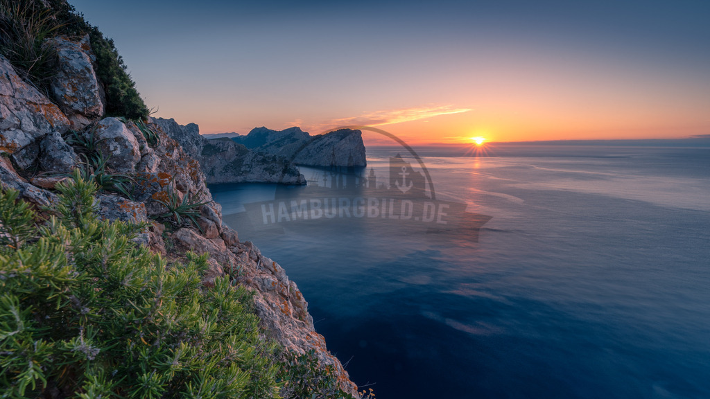 Sunset Malle Cap Formentor1 | Exklusive Hamburg collagen, tolle Segelbilder und viele weitere tolle Motive auf Leinwand, Poster, Alu-Dibond, u.v.m. findet Ihr bei uns auf hamburgbild.de. Findet Euer Wandbild für Euer Zuhause, Büro oder die  Praxis…. - Realisiert mit Pictrs.com