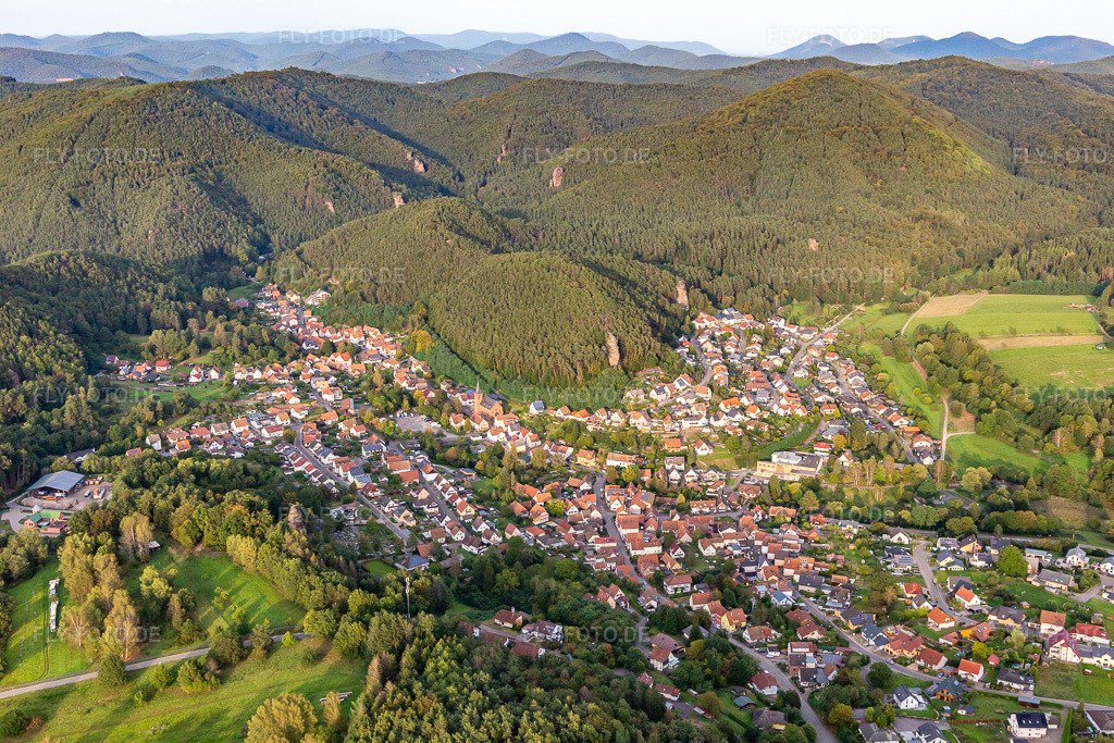 Luftbild: Kletterparadies Wasgau in Erfweiler im Bundesland Rheinland-Pfalz in Deutschland. Foto: IMG_139029.jpg vom 30.09.2023 durch Werner Riehm/FLY-FOTO.de