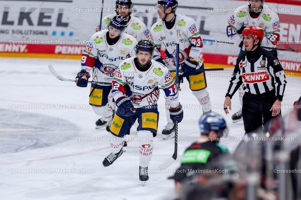 DEG12012501010 | 12.01.2025, Eishockey, Penny DEL, Düsseldorfer EG - Eisbären Berlin, PSD-BANK Dome: Torjubel nach dem 1:0 durch Eric Mik (Eisbären Berlin #12)