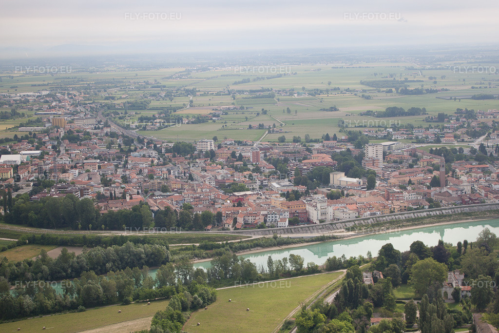 Vue aérienne: Vue de la ville à Latisana dans le département Frioul-Vénétie Julienne, Italie – .Photo: IMG_50234.jpg prise le 07/06/2012 par Werner Riehm/FLY-FOTO.eu – Résolution de l'original: 4752 x 3168 px