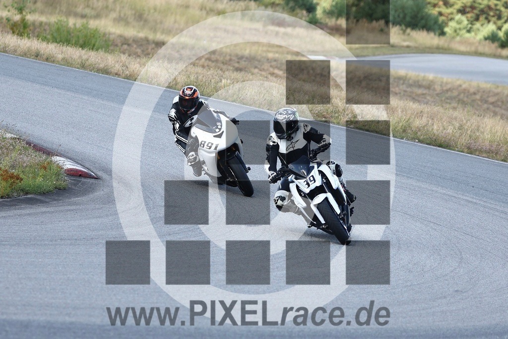 0891-20260808_12390 | Schöne Erinnerungen an spannende Momente - das festzuhalten ist unser Job. PIXELrace.de ist seit 2003 auf den Rennstrecken Europas unterwegs um die Action draußen beim Fahren und die wunderbare Stimmung imm Fahrerlager für euch einzufangen.