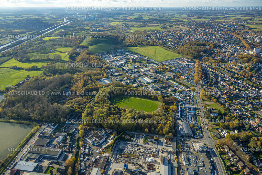 Hamm231101650 | Luftbild, Fußballplatz Hüserstraße und VW Autohaus Potthoff mit PKW Parkplätzen, Gelände der Zeche Radbod Schacht 1 und 2, umgeben von herbstlichen Laubbäumen, Fernsicht mit Himmel mit Blick zum RWE Generation SE Kraftwerk Gersteinwerk am Fluss Lippe und Datteln-Hamm-Kanal, Bockum-Hövel, Hamm, Ruhrgebiet, Nordrhein-Westfalen, Deutschland