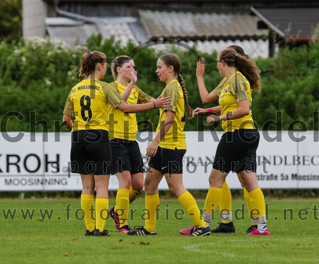 2023-10-08_037_FC_Moosinning_gegen_SG_TSV_St_Wolfgang-FC_Lengdorf | Moosinning, Deutschland, 08.10.2023:
Fußball, Kreisliga 2023 / 2024, 4. Spieltag, FC Moosinning gegen (SG) TSV St.Wolfgang/FC Lengdorf, Endergebnis: 

Jubel nach dem 1:1 durch Catharina Limbrunner (FC Moosinning, #16)

Foto: Christian Riedel / fotografie-riedel.net