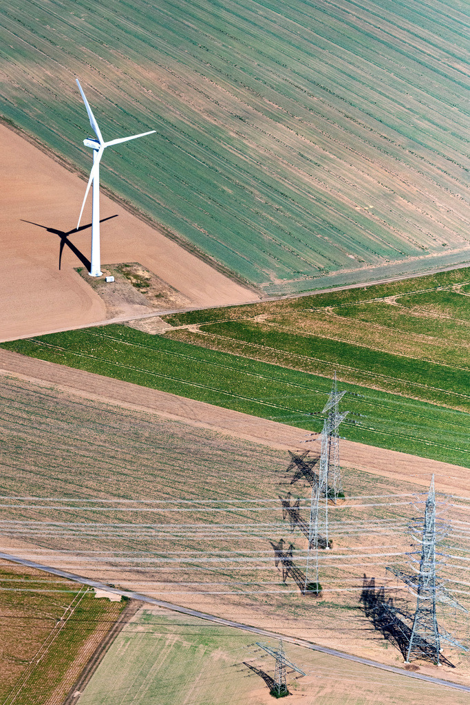 dr__0097814.jpg | BERGHEIM 25.08.2022 Strommast- Konstruktion einer Trasse und Verbundleitungein Windrad in Bergheim im Bundesland Nordrhein-Westfalen, Deutschland.