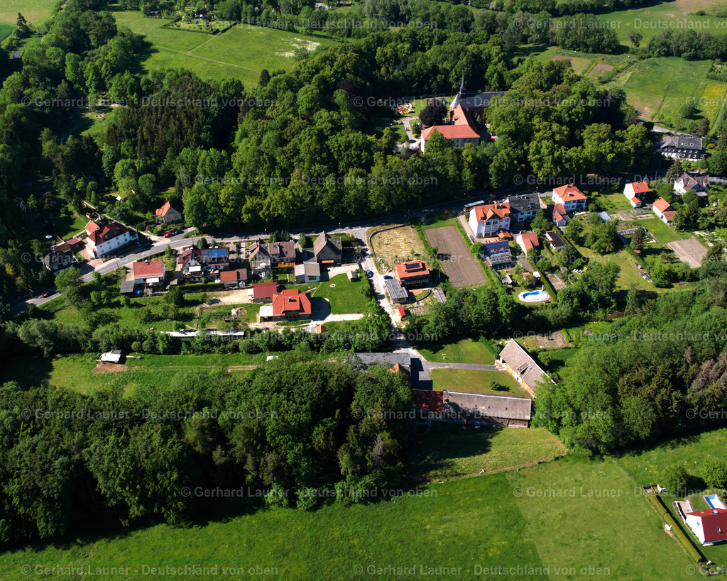 2634550 | DINGELSTäDT 09.06.2006 Wald- Gebiete und Forstflächen umsäumen das Siedlungsgebiet des Dorfes in Dingelstädt im Bundesland Thüringen, Deutschland // Village - view on the edge of forested areas in Dingelstädt in the state Thuringia, Germany Foto: Gerhard Launer