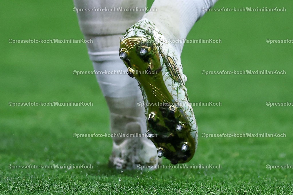 UCL11032502425 | 11.03.2025, Fußball, UEFA Champions League, Bayer 04 Leverkusen - FC Bayern München, Achtelfinale Rückspiel, BayArena, Saison 2024 2025: Feature Nahaufnahme Goldene Schuhe von Harry Kane (FC Bayern #9) Sohle vergoldet goldfarben FußballschuheDFB regulations prohibit any use of photographs as image sequences and or quasi-video.