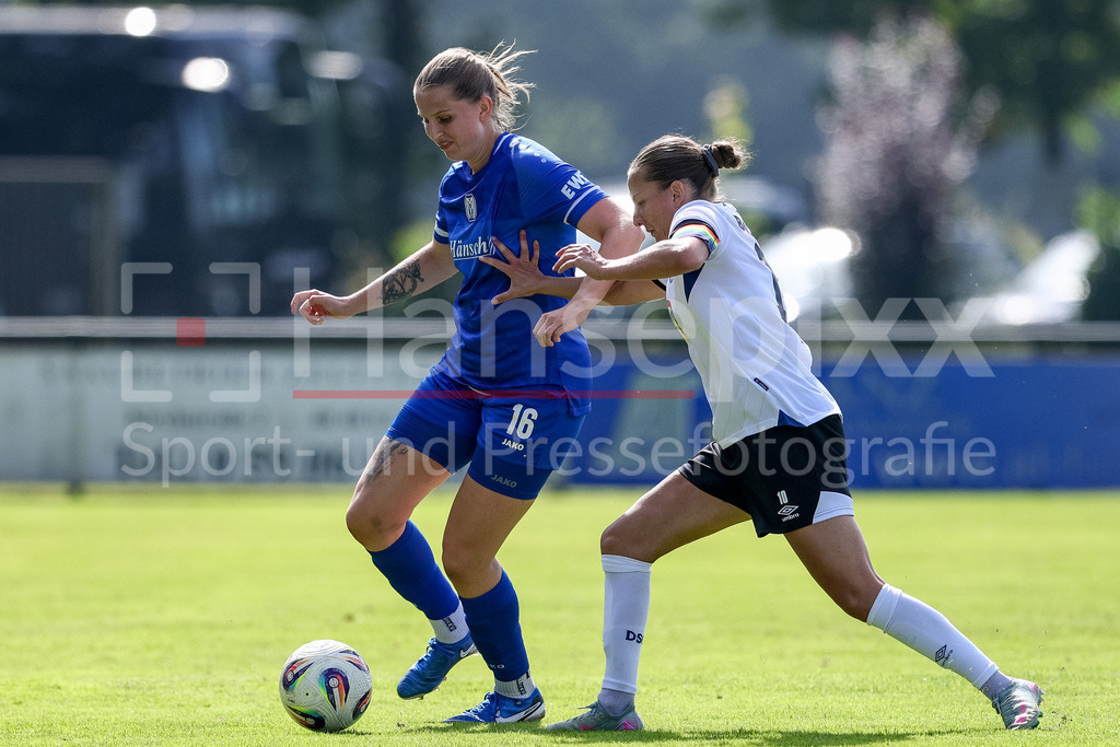 Fussball, Testspiel Frauen, SV Meppen - DSC Arminia Bielefeld | v.li.: Lara Hohm (SV Meppen, 16) und Lisa Lösch (DSC Arminia Bielefeld, 10) im Zweikampf, Duell, Dynamik, Aktion, Action, Spielszene