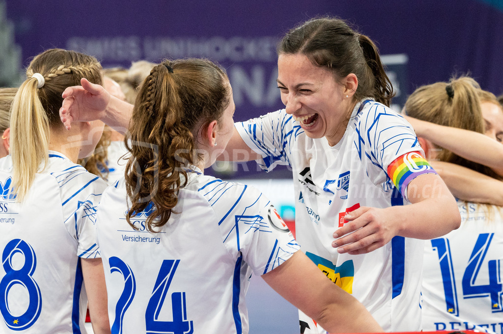 Piranha Chur vs Kloten-Dietlikon Jets - 23. April 2022 | Piranha Chur vs Kloten-Dietlikon Jets
Stimo Arena, Kloten
#5 Andrea Gämperli (Kloten-Dietlikon Jets) freut sich mit #24 Ronja Niederberger (Kloten-Dietlikon Jets).
Bild: Sportfotografie Markus Aeschimann | www.markus-aeschimann.ch - Realisiert mit Pictrs.com