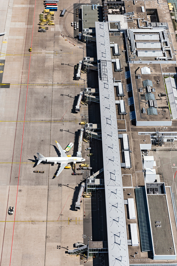 dr__dsc8986.jpg | NüRNBERG 07.05.2018 Abfertigungs- Gebäude und Terminals auf dem Gelände des Flughafen Airport Nürnberg an der Flughafenstraße in Nürnberg im Bundesland Bayern. // Dispatch building and terminals on the premises of the airport Airport Nuernberg an der Flughafenstrasse in Nuremberg in the state Bavaria. Foto: Daniel Reiter