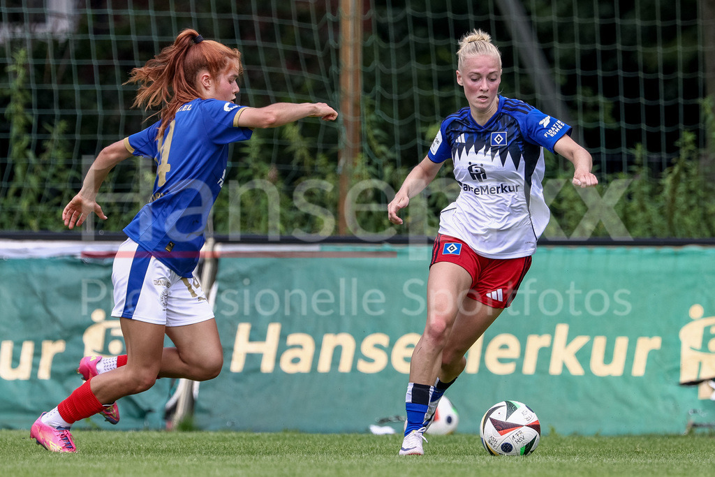 Fussball, Testspiel Frauen, Hamburger SV - Holstein Kiel | v.li.: Zoe Tolksdorf (Holstein Kiel, 14) und Sophie Profe (Hamburger SV, 14) im Zweikampf, Duell, Dynamik, Aktion, Action, Spielszene