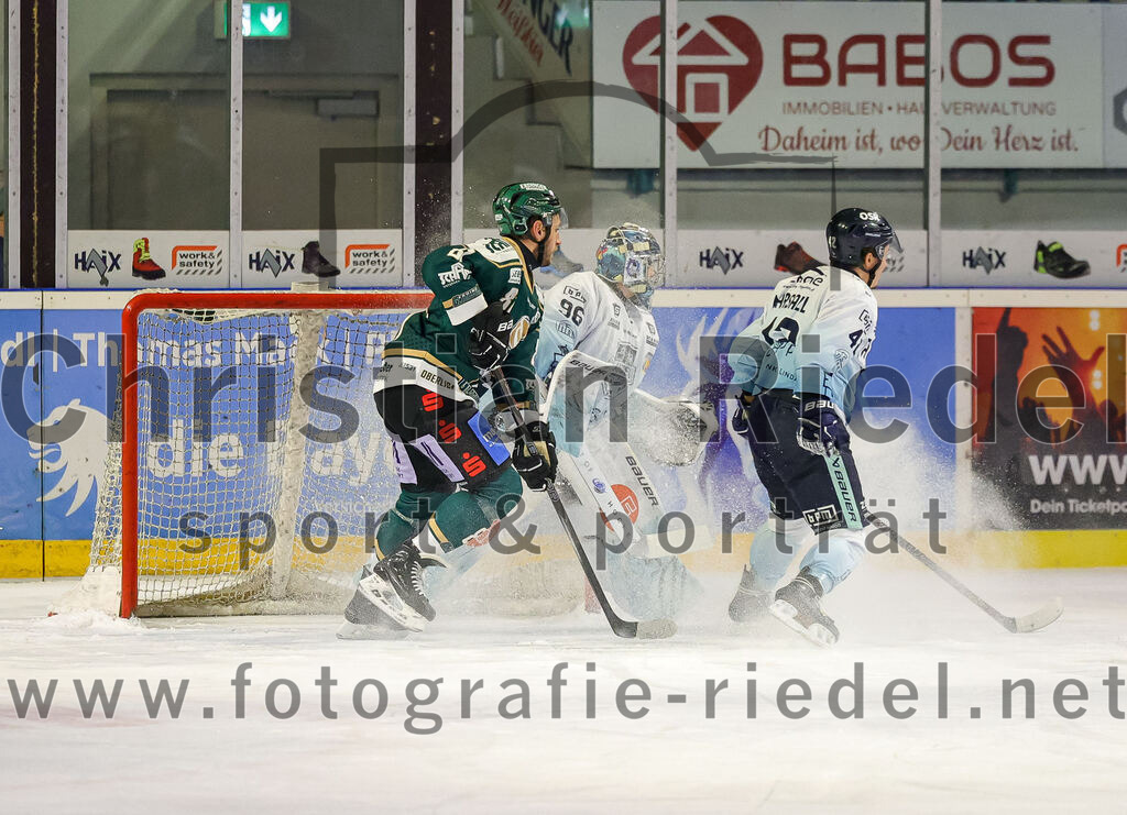 2026-01-06_071_TSV_Erding_gegen_EV_Lindau_Islanders | Erding, Deutschland, 06.01.2026:Eishockey, Oberliga Süd 2025 / 2026, 35. Spieltag, TSV Erding gegen EV Lindau Islanders, Endergebnis: 2:5Maximilian Forster (Erding Gladiators, #81), Torwart Daniel Filimonov (EV Lindau Islanders, #96), Marcus Marsall (EV Lindau Islanders, #42)Foto: Christian Riedel / fotografie-riedel.net