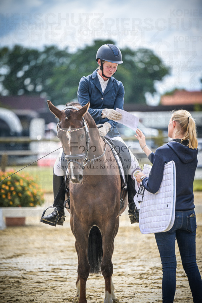 DOS_9898 | Entdecke hochwertige Reitturnierfotos von Foto Oger. Professionell, emotional und authentisch – jetzt Lieblingsmomente im Shop bestellen.Deutschlandweite Turnierfotografie. - Realisiert mit Pictrs.com
