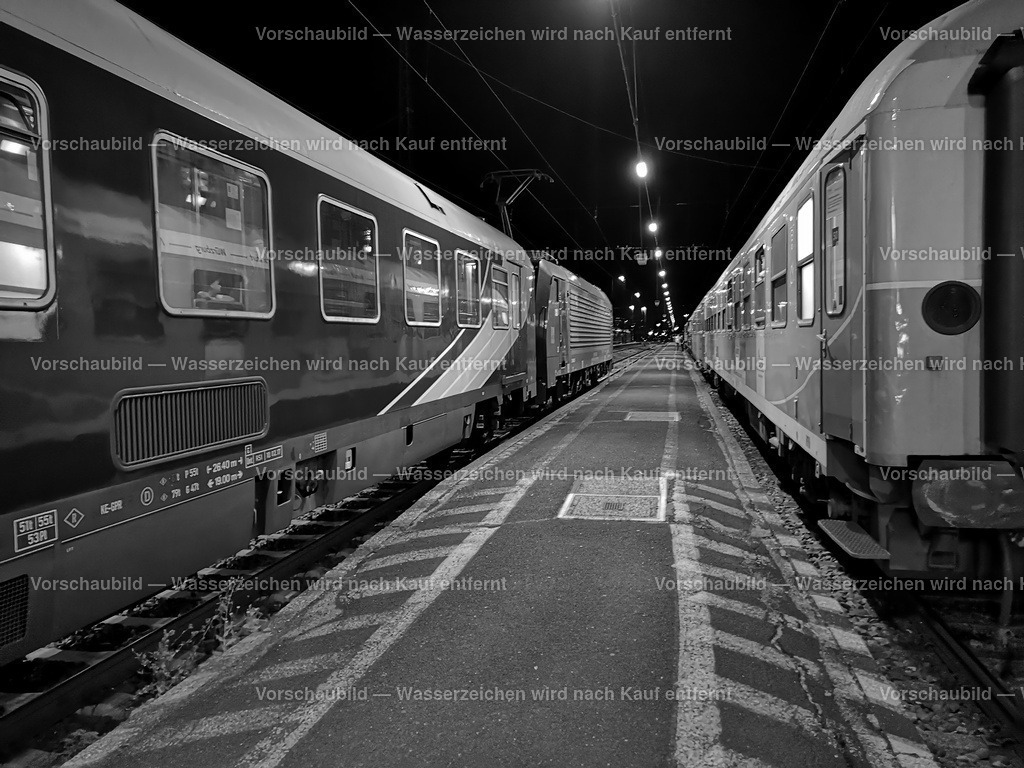 Urlaubszuege | Urlaubsexpress trifft Alpen-Slyt-Nachtexpress auf dem Weg in den Süden in Gemünden am Main - Realisiert mit Pictrs.com