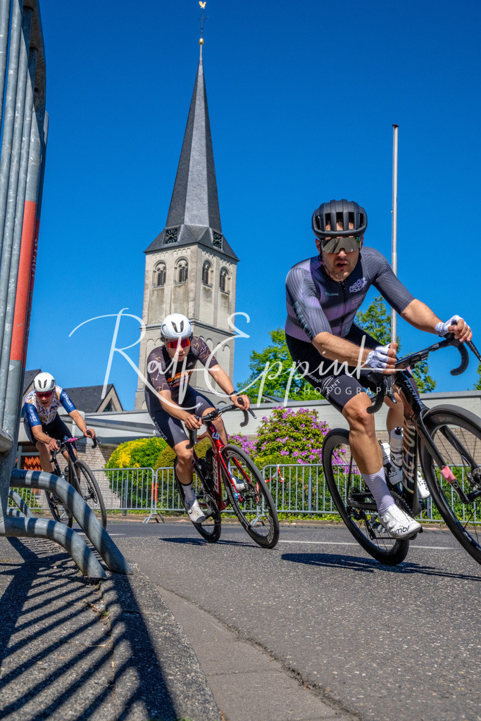Spurt in den Mai 2026 - Großer Preis der Sparkasse Neuss | Annual one-day road cycling race "Großer Preis der Sparkasse Neuss" held in Büttgen, Germany, organized by VfR Büttgen 1912 e.V. The event features multiple races across all age categories from U11 youth to Elite men. - Realisiert mit Pictrs.com