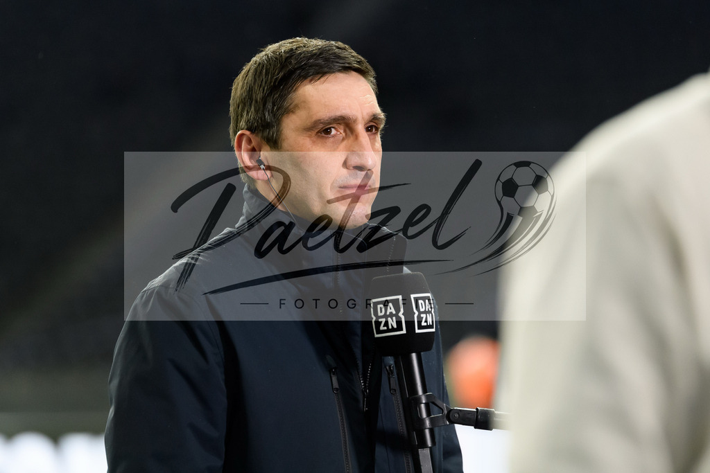 BSCRBL20220220_250 | Fussball, Herren: Trainer Tayfun Korkut (Hertha BSC) schaut bei dem Spiel der 1. Bundesliga zwischen Hertha BSC und RB Leipzig im Olypiastadion am 20.02.2022 in Berlin, Deutschland.DFB / DFL REGULATIONS PROHIBIT ANY USE OF PHOTOGRAPHS AS IMAGE SEQUENCES AND/OR QUASI-VIDEO. - Realisiert mit Pictrs.com