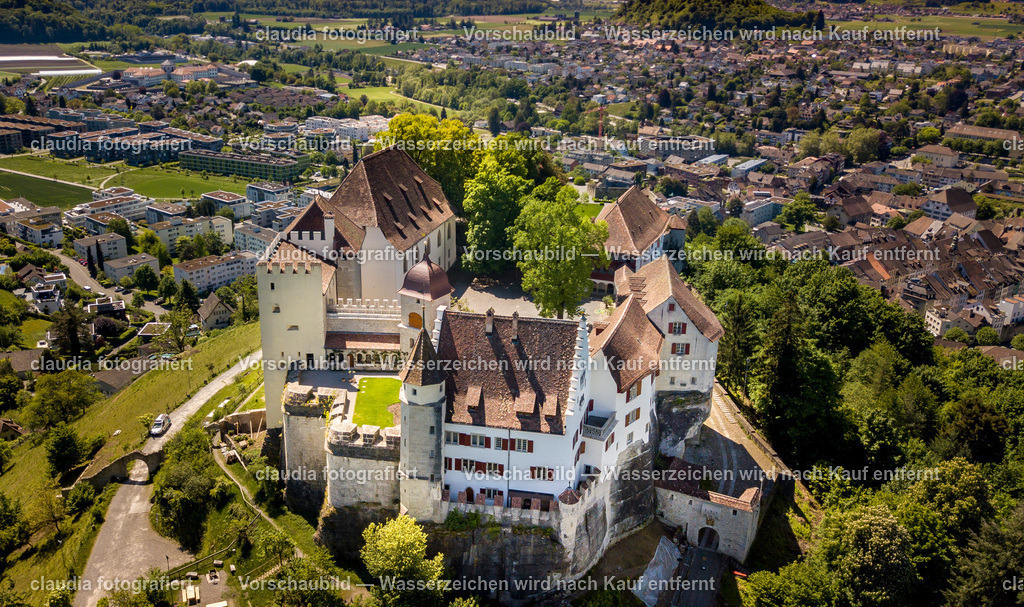 59_Schloss_Lenzburg | 06.05.2020; Inland; Lenzburg; Drohnenbilder - Luftbilder;
Schloss Lenzburg - mittelalterliche Burganlage mit Hof, Barockgarten und das im 14. Jahrhundert erbaute Ritterhaus
(Claudia Minder/claudia-fotografiert)