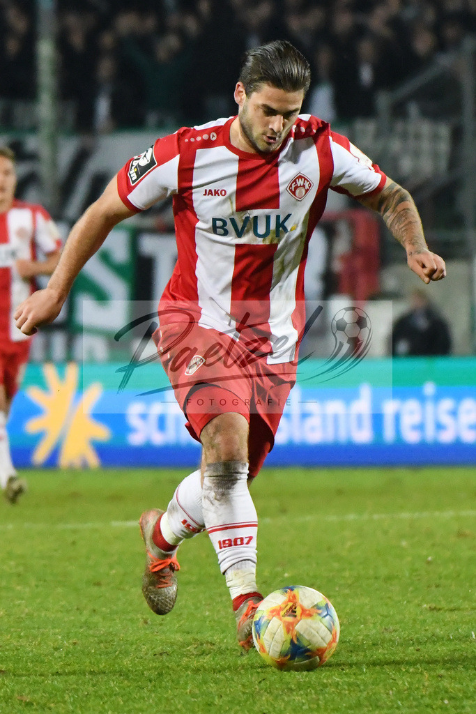 20200214_SCPFWK_0087 | Fussball, Herren: Dominic Baumann (FC Wuerzburger Kickers) in Aktion, am Ball, Einzelaktion waehrend des Spiels der 3. Liga zwischen SC Preussen Muenster und FC Wuerzburger Kickers im Preussenstadion am 14.02.2020 in Muenster, Deutschland.DFB / DFL REGULATIONS PROHIBIT ANY USE OF PHOTOGRAPHS AS IMAGE SEQUENCES AND/OR QUASI-VIDEO. - Realisiert mit Pictrs.com