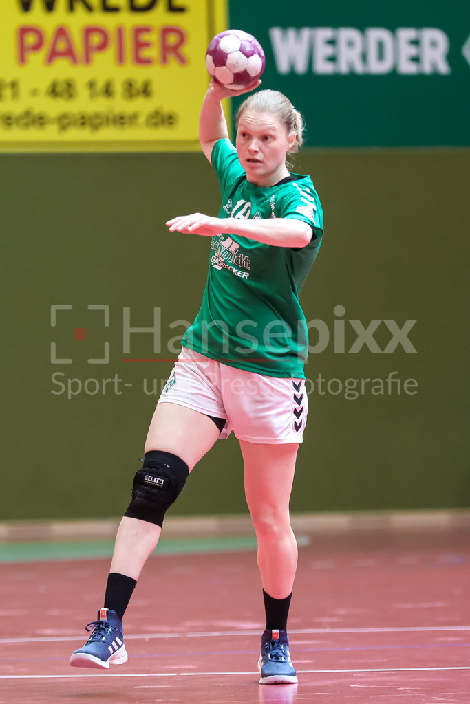 Handball, 2. Bundesliga Frauen, SV Werder Bremen - 1. FSV Mainz 05 | v.li.: Denise Engelke (SV Werder Bremen, 18) Freisteller am Ball, Einzelfoto, Spielszene, Aktion, Action