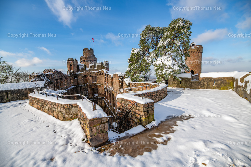 Winter-Schloss-Auerbach-Thomas_Neu_Fotografie-52 | Winterzauber auf Schloss Auerbach: Die historische Burgruine hoch über der Bergstraße zeigt sich im Schnee von ihrer beeindruckendsten Seite. Der Blick über die Rheinebene, der mächtige Wehrturm und die markante Schwarzkiefer machen das Schloss zu einem der schönsten Wintermotive im Odenwald. Entdecken Sie die faszinierende Kombination aus Geschichte, Natur und einzigartiger Winteratmosphäre., Bild: Thomas Neu