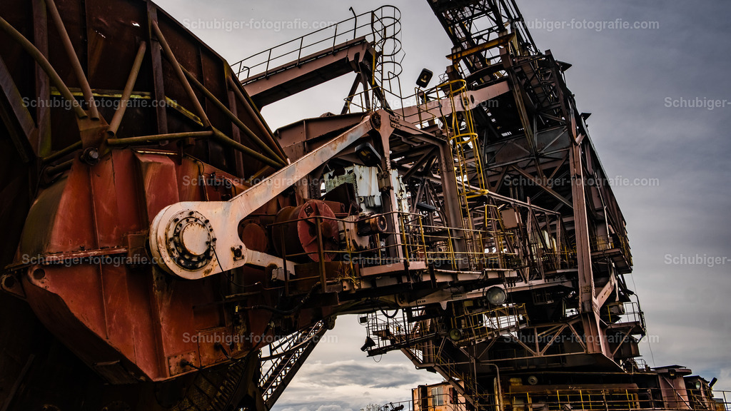 DSCF2003 | Ferropolis ist ein Industriemuseum und Veranstaltungsort in Gräfenhainichen östlich von Dessau-Roßlau auf einer Halbinsel im Gremminer See, dem ehemaligen Tagebau Golpa-Nord. Ferropolis ist Ankerpunkt der Europäischen Route der Industriekultur. Wikipedia - Realisiert mit Pictrs.com