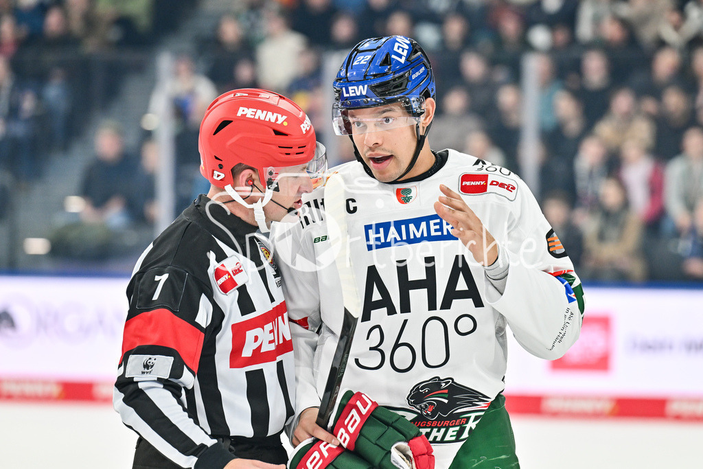 EHC RB München - Augsburger Panther | MUNICH, GERMANY - 30. DECEMBER: im Gespräch Hauptschiedsrichter Marian ROHATSCH und Madison BOWEY (Augsburger Panther 22) während dem Match zwischen dem EHC Red Bull München und den Augsburger Panthern am 34. Spieltag der Penny DEL im SAP Garden