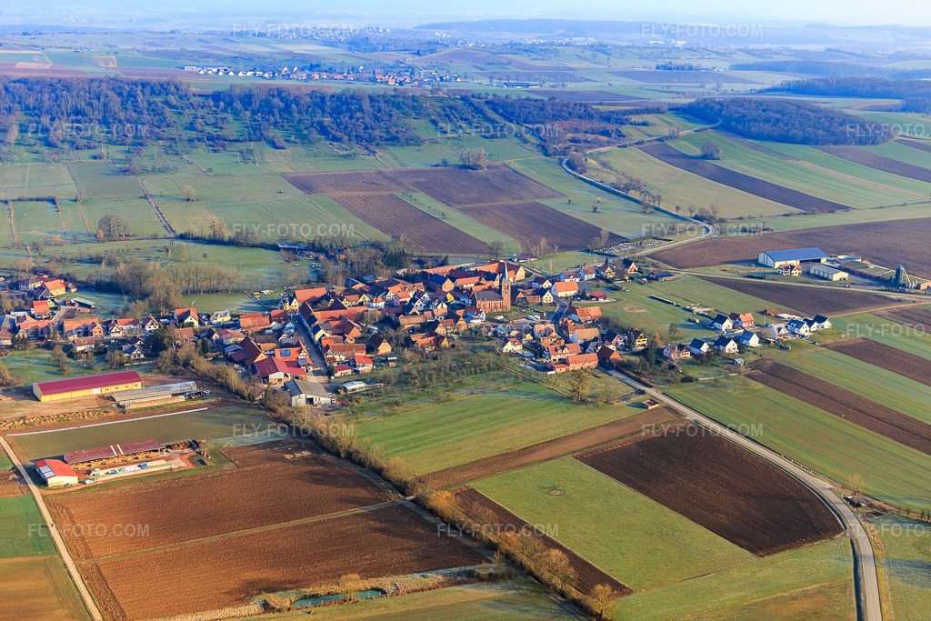 Aerial view: View of the town from the south in Printzheim in the state Bas-Rhin, France. – Photo: IMG_105344.jpg taken on 03/25/2018 by Werner Riehm/FLY-FOTO.com – Resolution of the original: 5472 x 3648 px