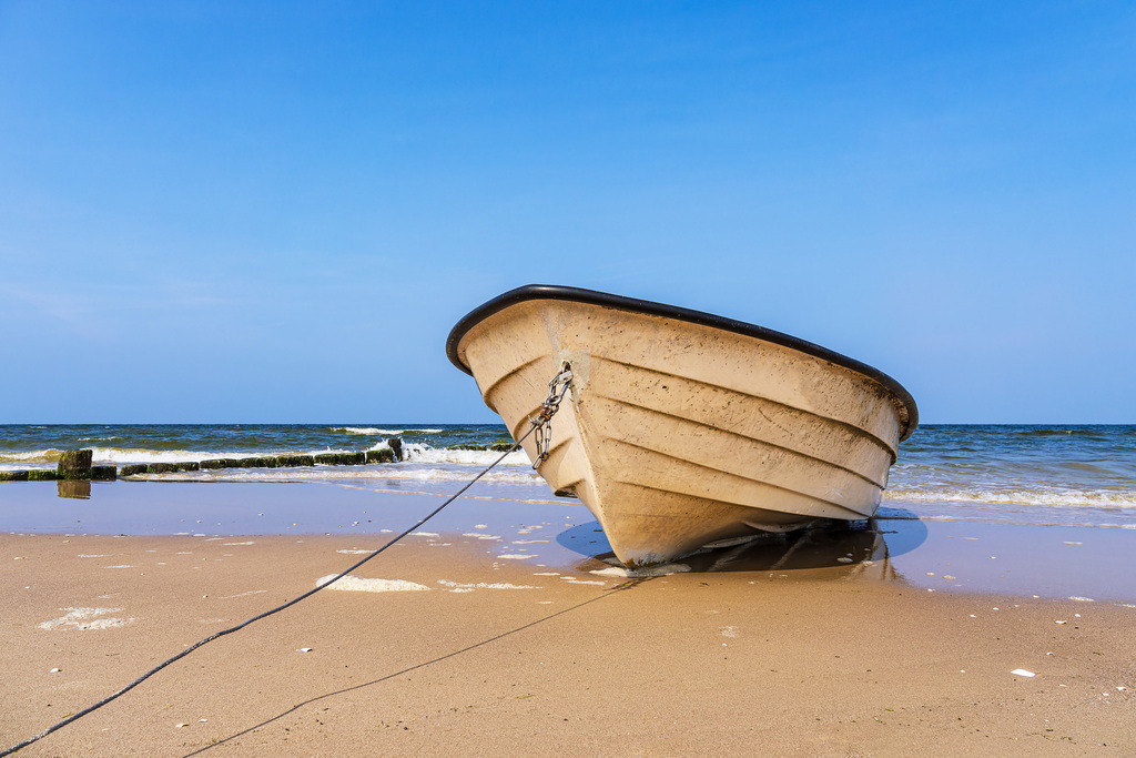 Fischerboot und Buhne am Strand von Bansin auf der Insel Usedom | Fischerboot und Buhne am Strand von Bansin auf der Insel Usedom.