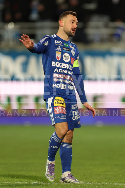 TSV Egger Glas Hartberg vs SV Oberbank Ried – Austrian Bundesliga Match | The image shows Juergen Heil (Hartberg) make a reclamation, at the Bundesliga match TSV Hartberg vs SV Ried at Profertil Arena Hartberg. 22.11.2025