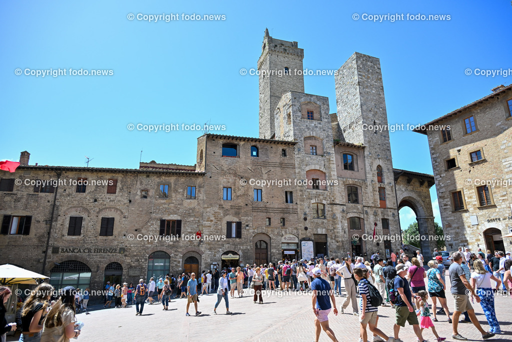 Italien_ Toskana_ San Gimignano_ 31.05.2024-26 | 31.05.2024, Italien, ITA, Toskana, San Gimignano im Bild Stadtansichten Gebäude, Architektur, Touristen, Historisch, Souvenir, Ansichten der berühmten Stadt San Gimignano in der Toskana-Italien - View of the famous town San Gimignano in Tuscany-ItalySan Gimignano ist eine italienische Kleinstadt in der Toskana mit einem mittelalterlichen Stadtkern. San Gimignano wird auch die Stadt der Türme genannt. Die Stadt liegt in der Provinz Siena. Sie gehört neben Florenz, Siena und Pisa zu den von Touristen meist besuchten Zielen in der Toskana.