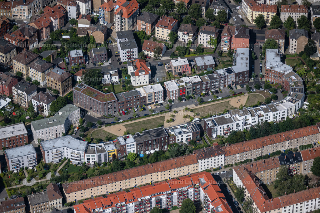 4035334 | BRAUNSCHWEIG 31.07.2020 Wohngebiet der Mehrfamilienhaussiedlung an der Uhlandstraße in Braunschweig im Bundesland Niedersachsen, Deutschland. // Residential area of the multi-family house settlement in Brunswick in the state Lower Saxony, Germany. Foto: Gerhard Launer