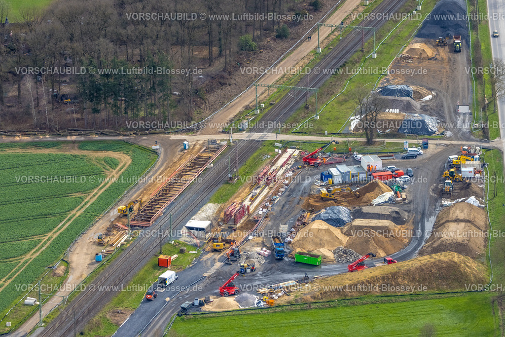 Rees230300766Betuwe | Luftbild, Ausbau der Betuwe Linie zwischen Ruhrgebiet und den Niederlanden im Bereich Rees Haldern zur dreigleisigen Bahnstrecke, , alle beschrankten Bahnübergänge werden entfallen oder durch Über- oder Unterführungen ersetzt werden. Vor allem ist die Ausbaumaßnahme für die Bahn mit der Verpflichtung verbunden, nunmehr Lärmschutz für die betroffenen Menschen zu gewähren. Stockum, Rees-Haldern, Niederrhein, Ruhrgebiet, Nordrhein-Westfalen, Deutschland