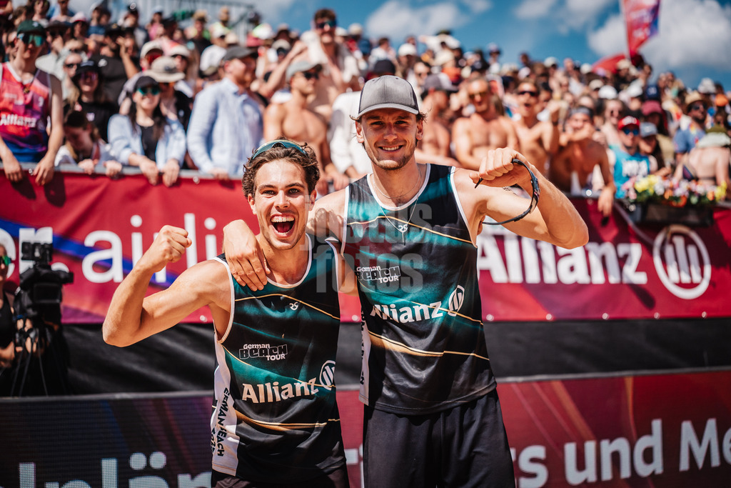 Beachvolleyball | Männer | Allianz German Beach Tour 2025 | Tourstop München | 12.07.2025 | v.l. Lui Wüst und Paul Henning jubeln nach dem Sieg