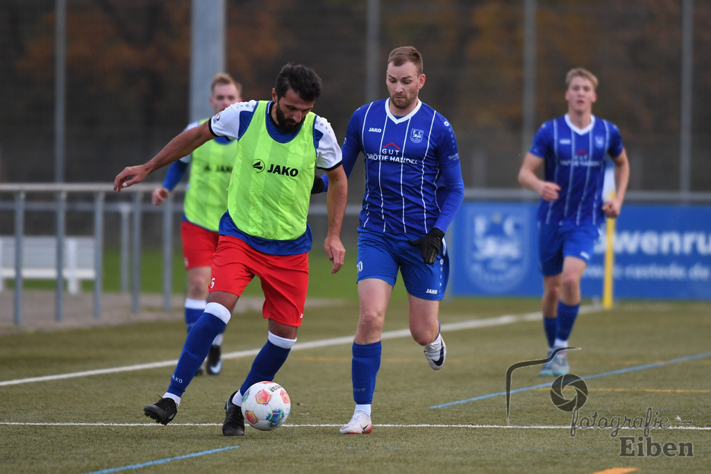 FC Rastede-FC Nordenham | Herren Bezirksliga 2; FC Rastede (blau)-FC Nordenham (gelbe Leibechen) am 16.11.2025 in Rastede (Sportanlage Köttersweg), Photo: Philip Eiben 2025 - Realisiert mit Pictrs.com