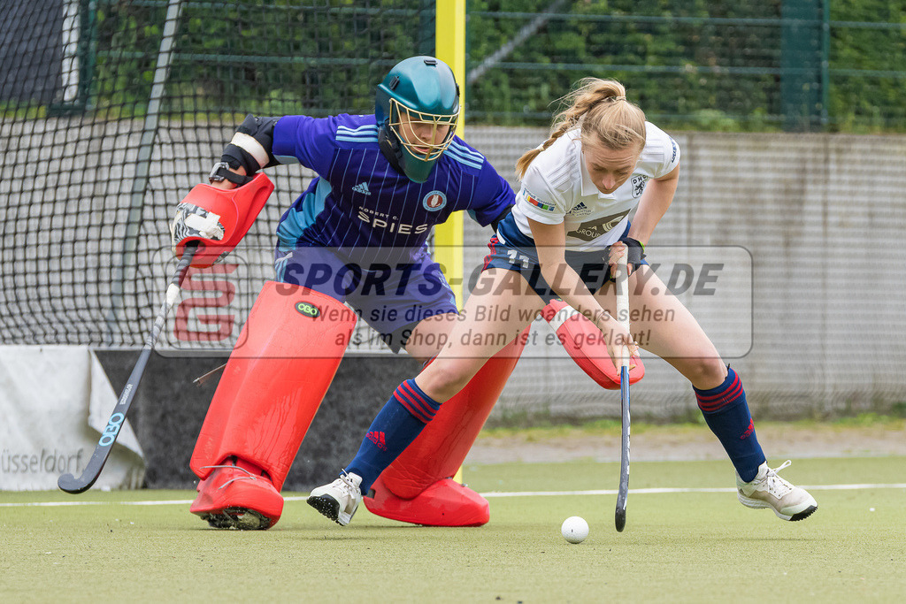 HK_20230520_108416 | 1. Bundesliga Damen Düsseldorfer HC - UHC Hamburg am 20.5.2023 DHC Düsseldorf, Düsseldorf , Noelle Rother Torfrau ( UHC Hamburg #1 ) , Sara Strauss ( Düsseldorfer HC #11 )