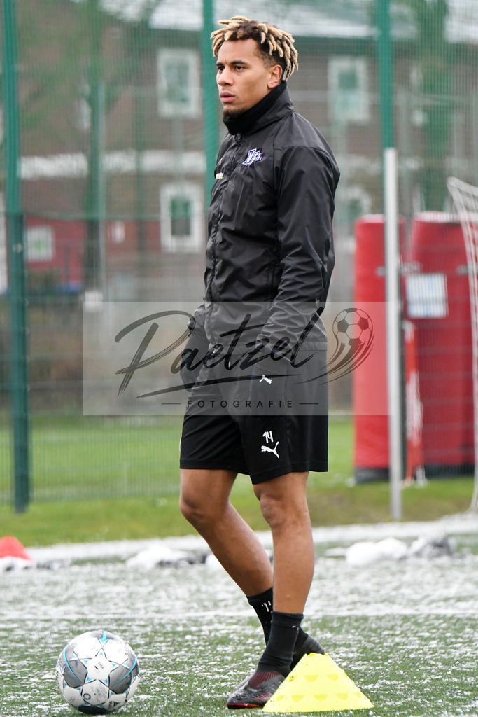 20200226_TRAOSN_0112 | Fussball, Herren: Etienne Amenyido (VfL Osnabrueck) in Aktion, am Ball, Einzelaktion waehrend der Trainingseinheit des VfL Osnabrueck im Sportpark Illoshoehe am 26.02.2020 in Osnabrueck, Deutschland. - Realisiert mit Pictrs.com