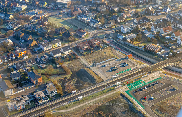 Hamm250200507Rhynern | Luftbild, geplante Nahverkehrsverbindung mit Haltepunkt in Westtünnen, Baustelle am Südfeldweg und Von-Thünen-Straße für den künftigen Bahnhaltepunkt, Bahnlinie mit Eisenbahnbrücke und Wohnsiedlung mit Kreisverkehr, Parkplätze, Stadtbezirk Rhynern, Hamm, Ruhrgebiet, Nordrhein-Westfalen, Deutschland