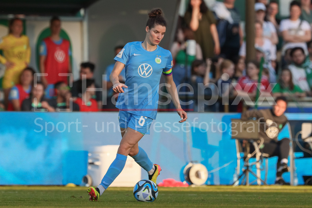 Fussball, Google Pixel Frauen-Bundesliga, SV Werder Bremen - VfL Wolfsburg | v.li.: Dominique Janssen (VfL Wolfsburg, 6) am Ball, Freisteller, Einzelbild, Ganzkörper, Aktion, Action, Spielszene, DIE DFB-RICHTLINIEN UNTERSAGEN JEGLICHE NUTZUNG VON FOTOS ALS SEQUENZBILDER UND/ODER VIDEOÄHNLICHE FOTOSTRECKEN. DFB REGULATIONS PROHIBIT ANY USE OF PHOTOGRAPHS AS IMAGE SEQUENCES AND/OR QUASI-VIDEO.