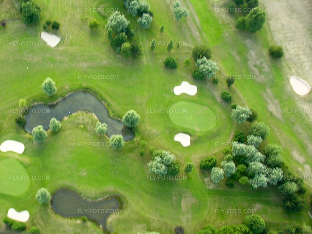 Aerial view: Golf, Le Hôme-sur-Mer in Varaville in the state Calvados, France. – Photo: DSCN0534.jpg taken on 08/04/2005 by Werner Riehm/FLY-FOTO.com – Resolution of the original: 2557 x 1918 px